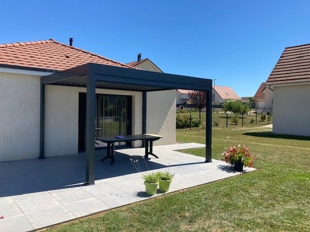 Pergolas sur une terrasse carrelée.
