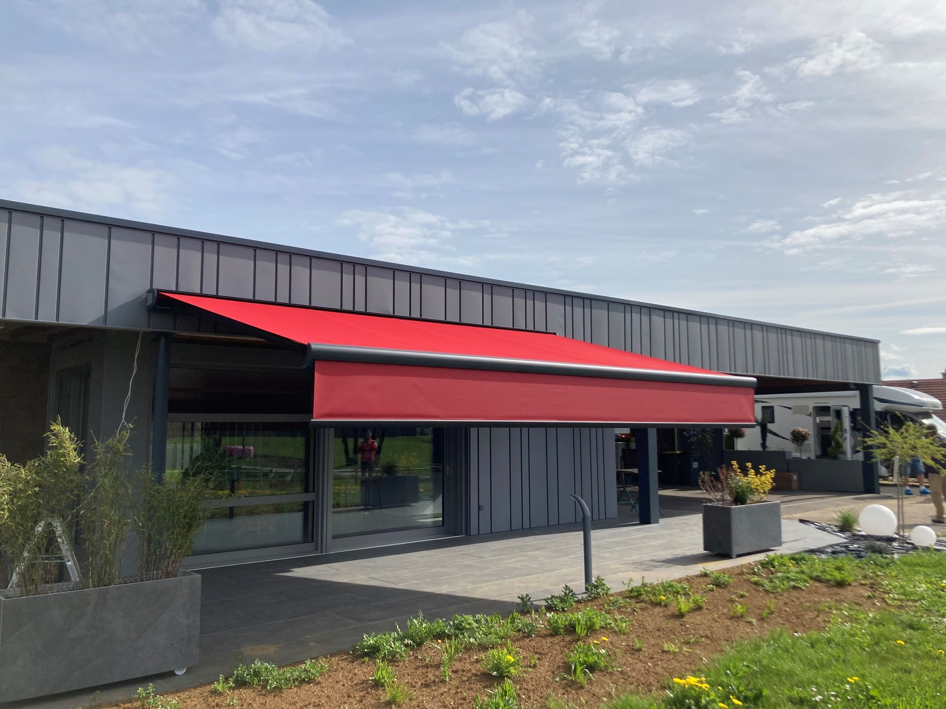 Store rouge ouvert d'un bâtiment.