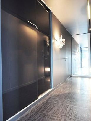 Placard avec une porte coulissante dans un grand couloir