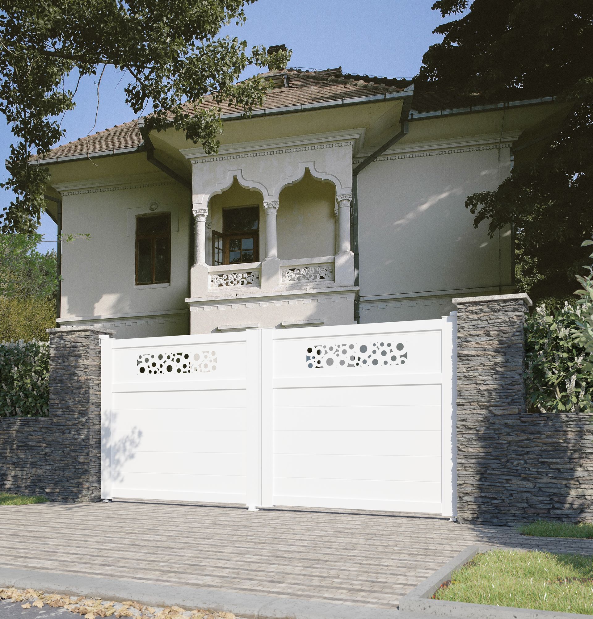 Portail battant Neo Vision Tri Central dans une rue pavée