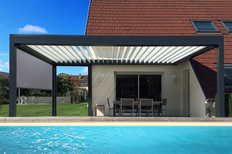 Pergola près d'une piscine