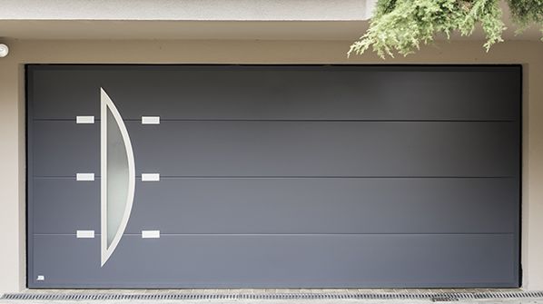 Porte de garage sectionnelle avec une vitre