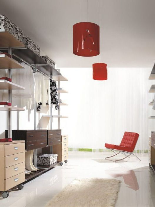 Dressing avec des étagères et des commodes