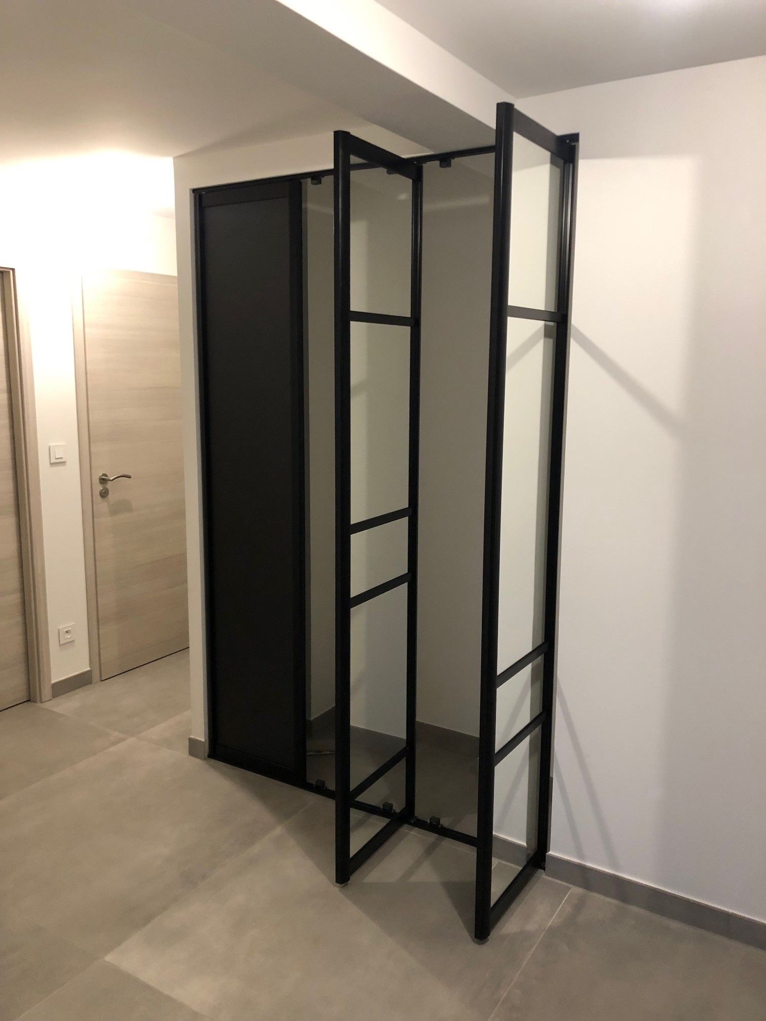 Porte de placard pivotante