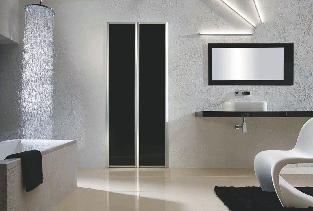 Placard ouvert avec des portes battantes