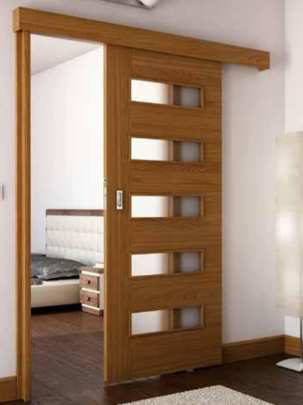 Une porte coulissante.