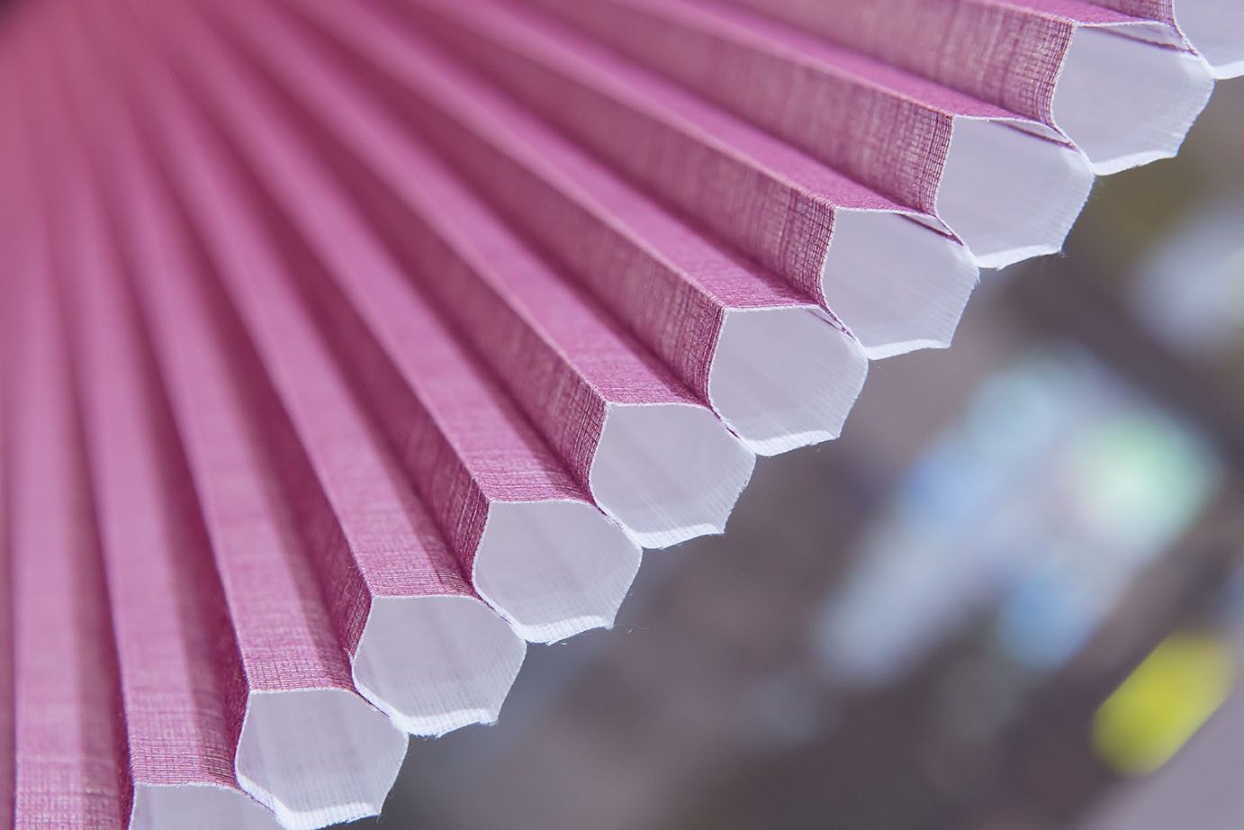 Zoom sur porte fenêtre avec store plissé