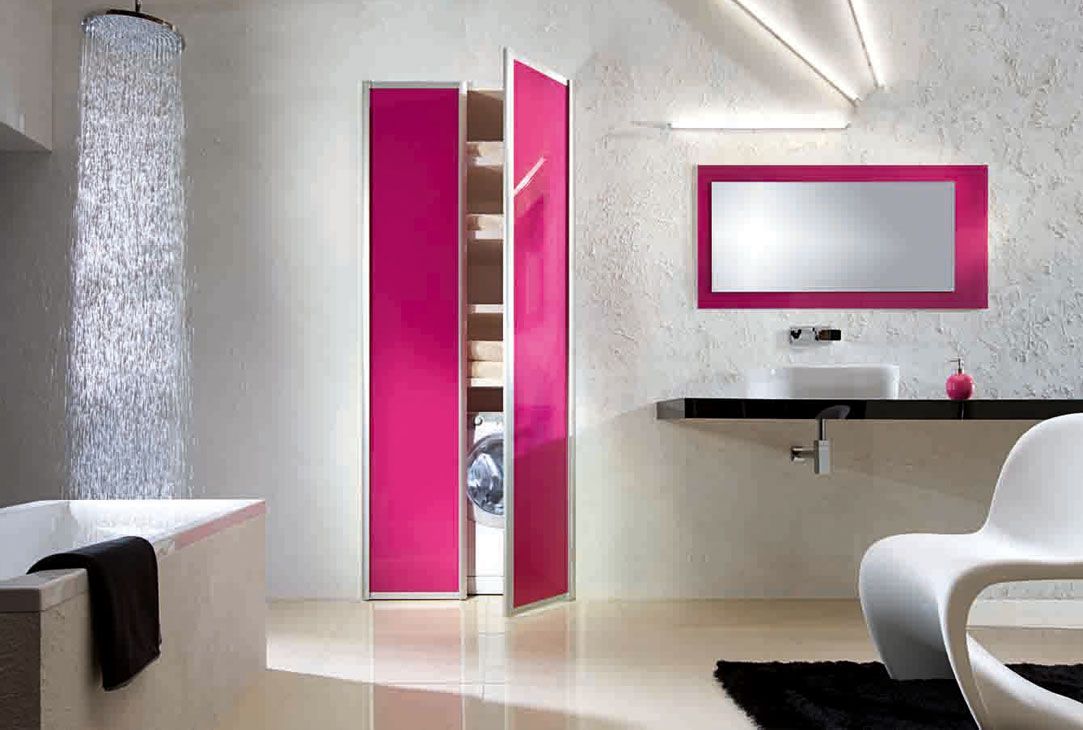 Placard ouvert avec des portes battantes