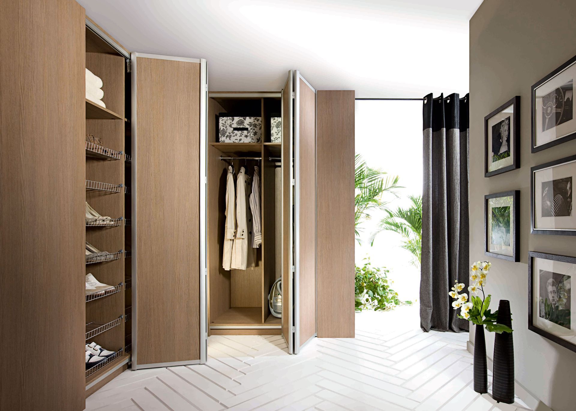 Placard ouvert avec porte pliante