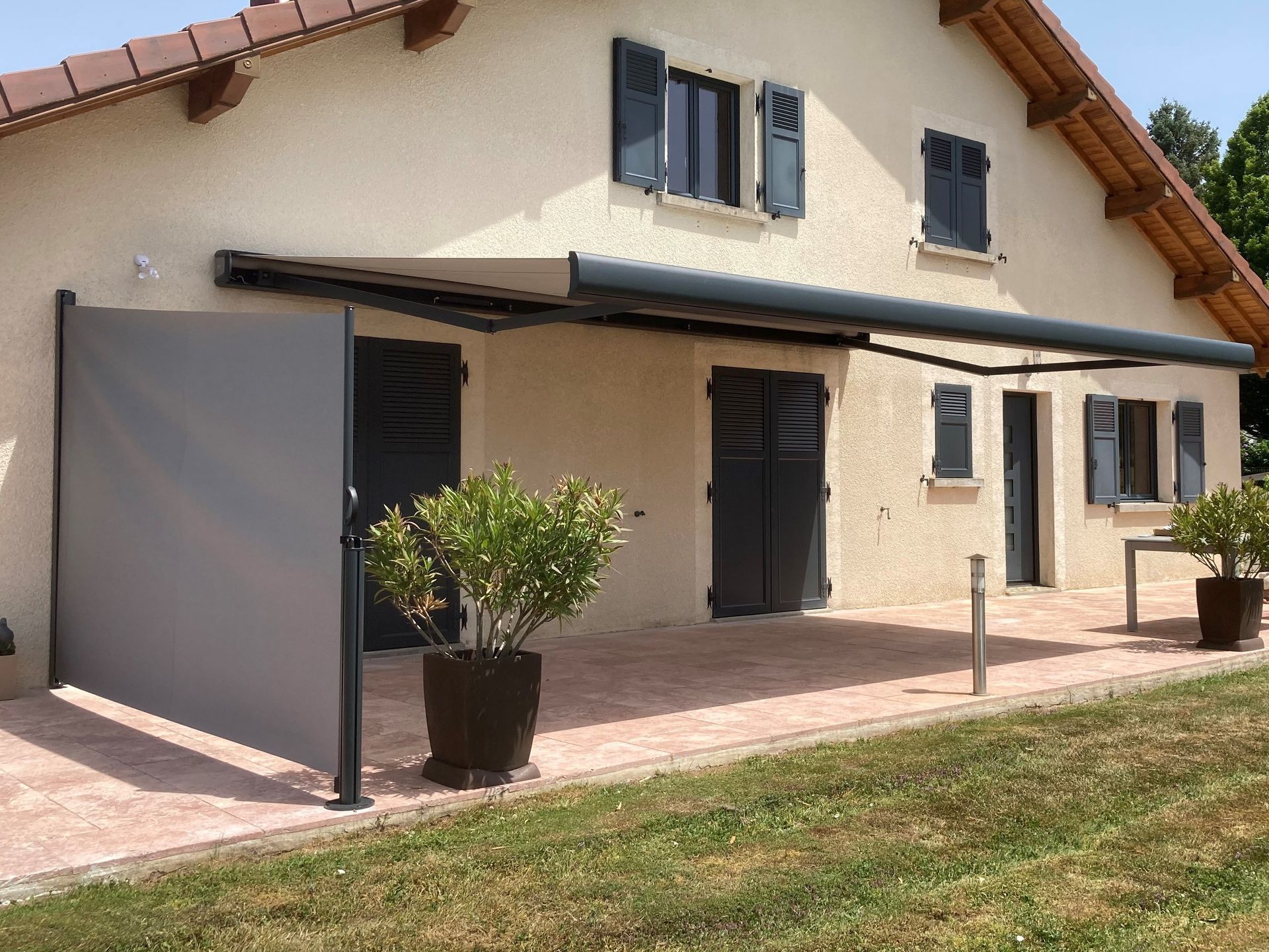 Grand store ouvert d'une habitation.