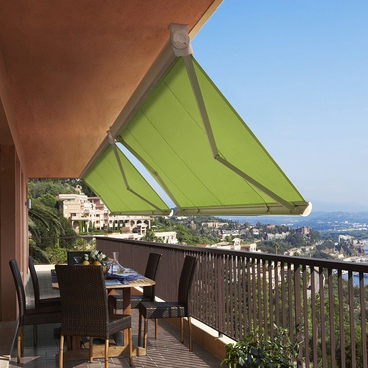 Stores de balcon verts.