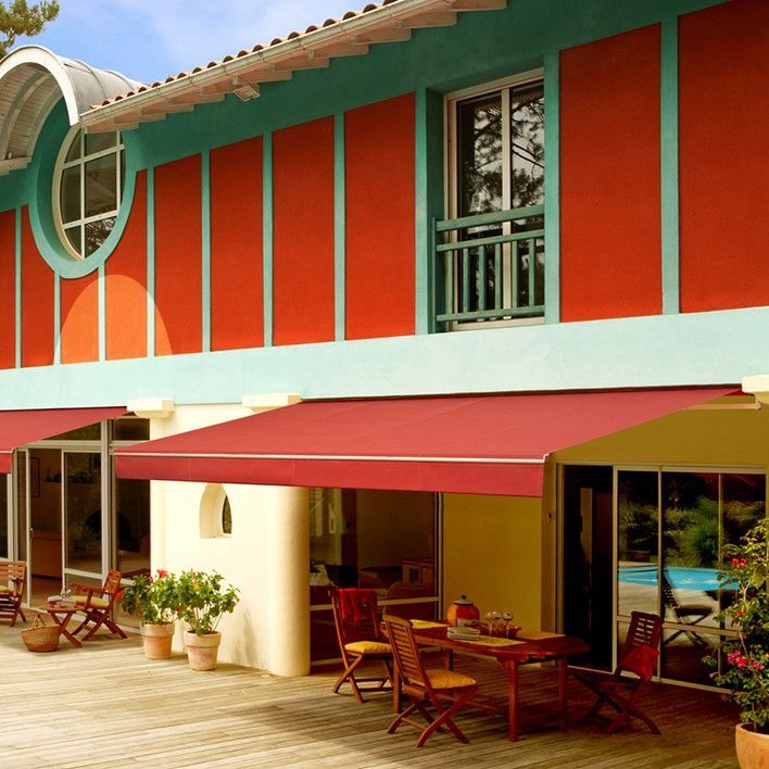 Stores de balcon verts.