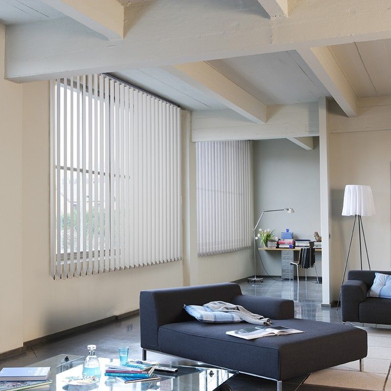 Store à bandes verticales dans un salon