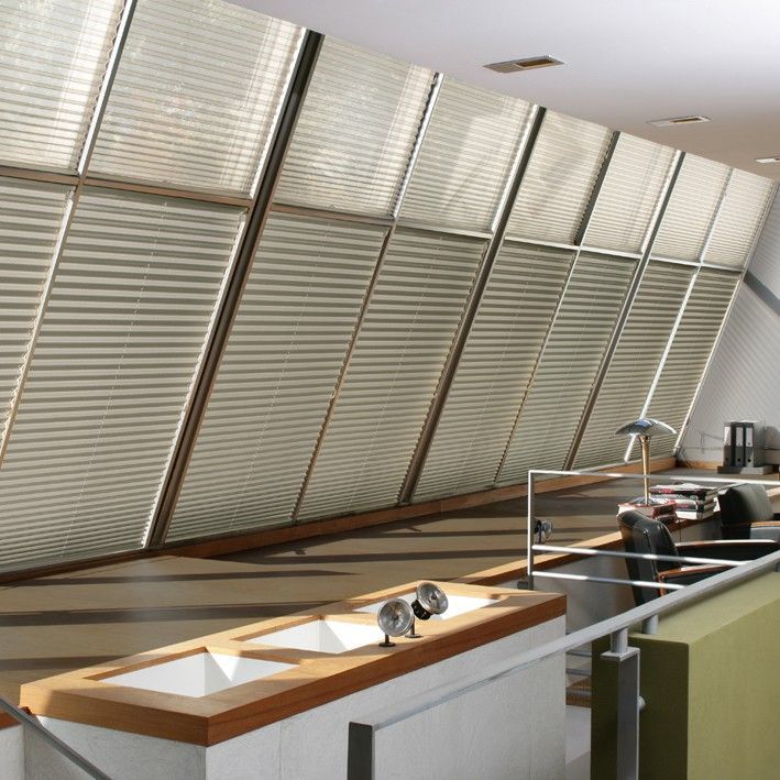 Stores plissés sur une grande baie vitrée