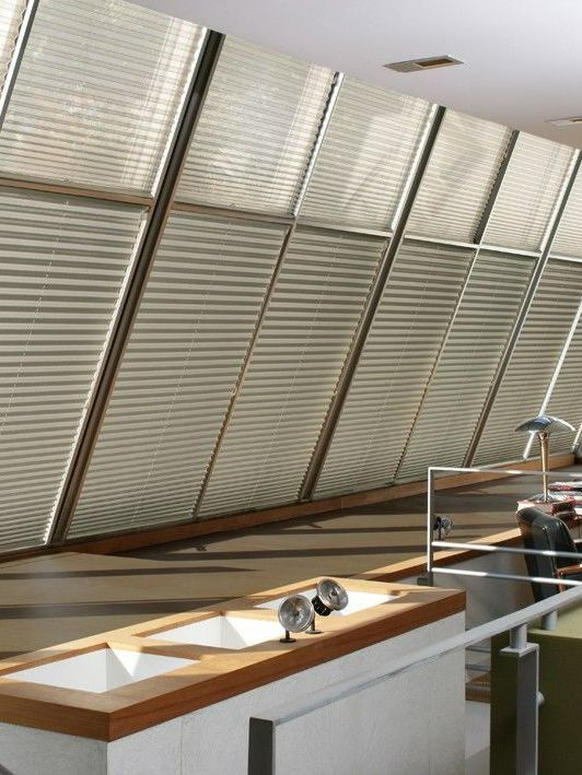 Stores plissés sur des fenêtres inclinées