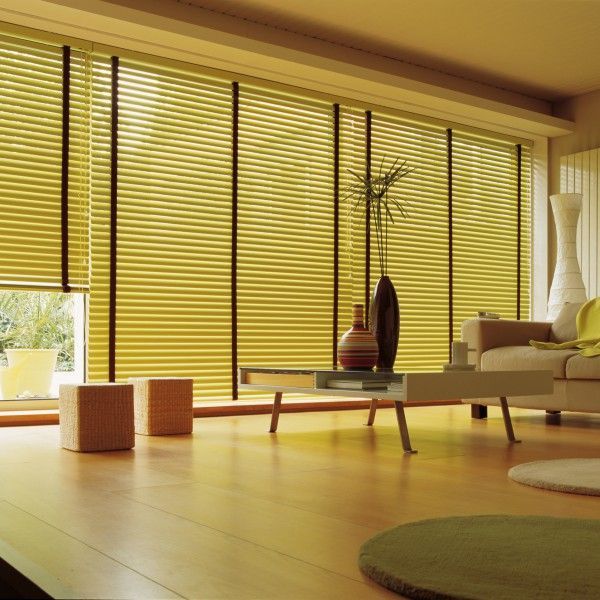 Grande baie vitrée avec store vénitien laissant passer un peu de lumière