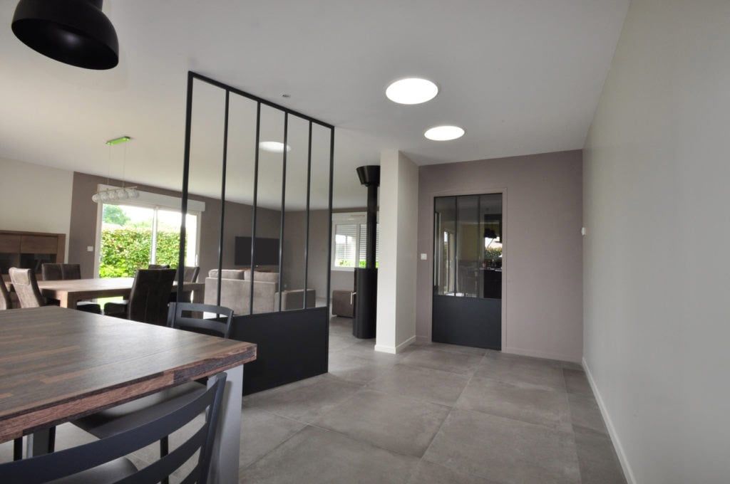 Verrière séparant une cuisine et un salon