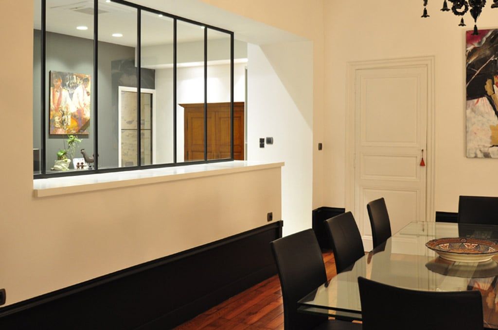 Verrière séparant une cuisine d'un salon