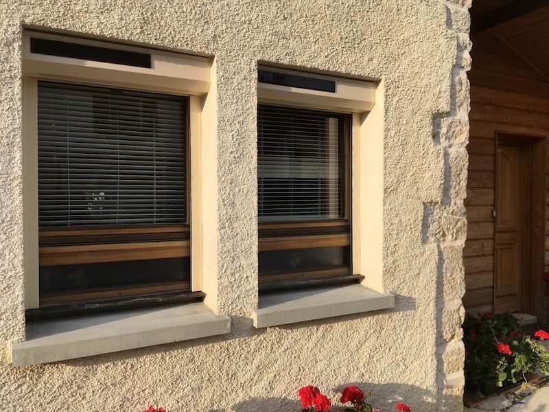2 fenêtre avec 2 volets roulants