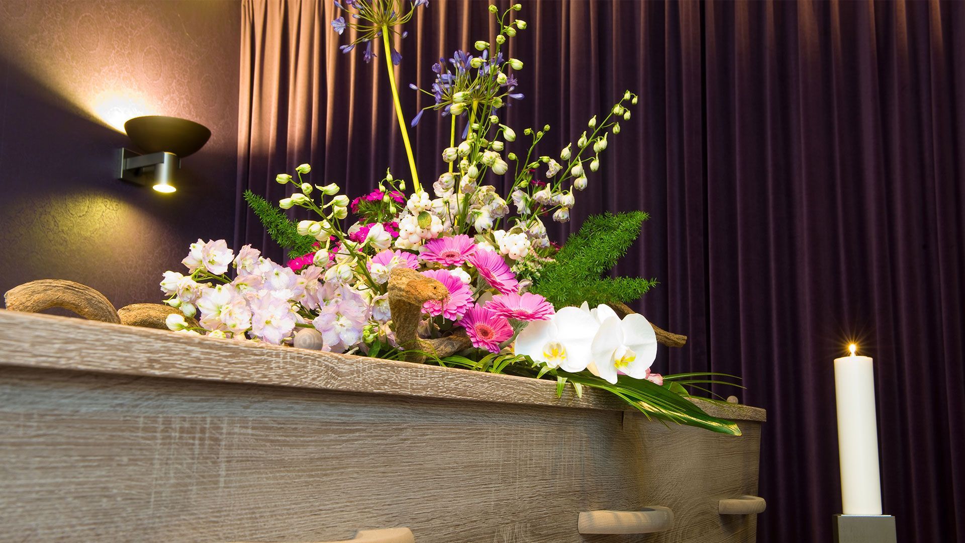 Rosen auf einem Sarg