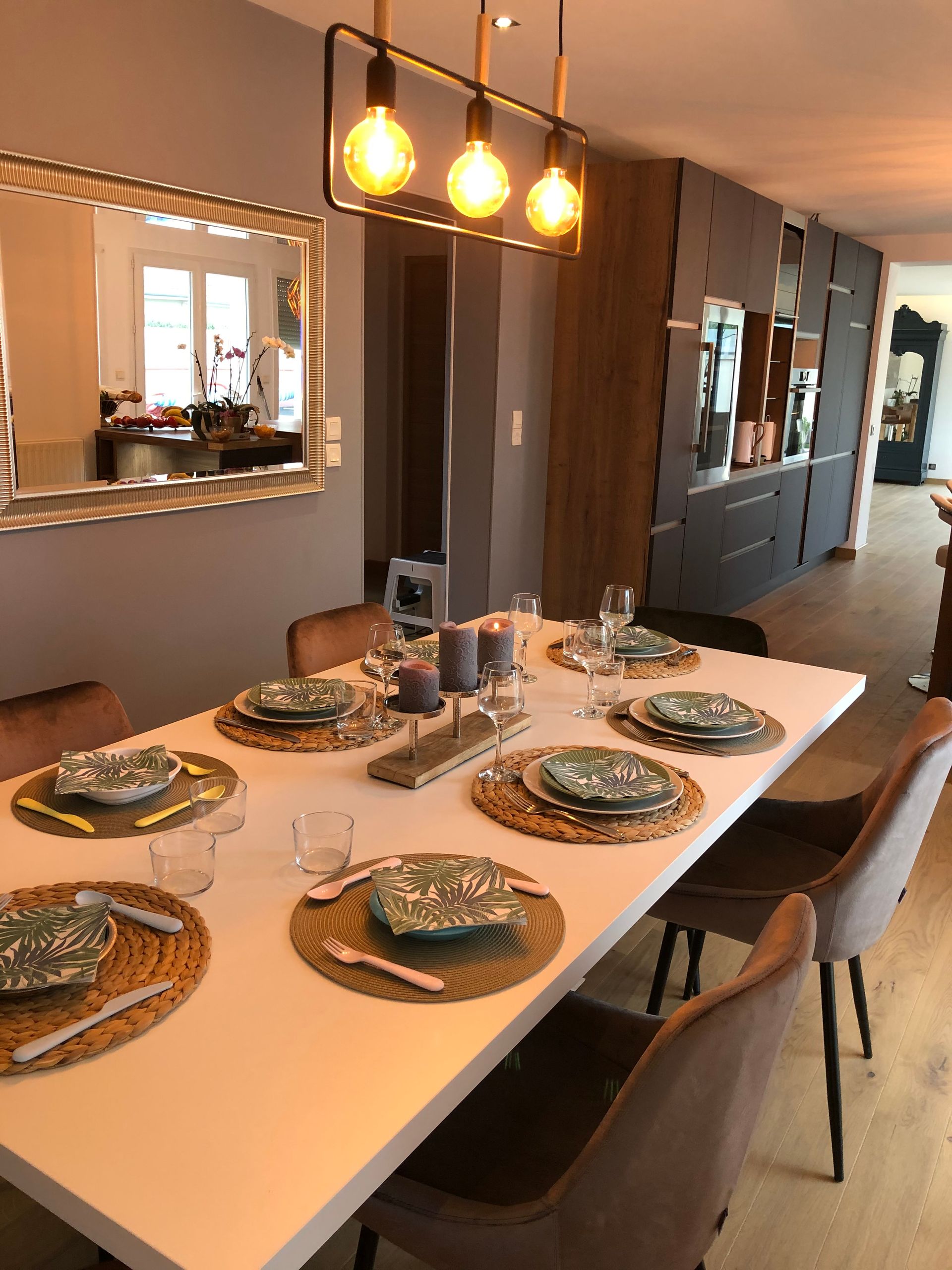 Salle à manger dans l'extension en prolongement de la cuisine