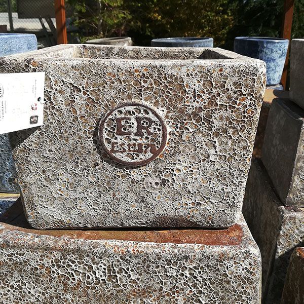 Una jardinera de piedra con las letras er en ella