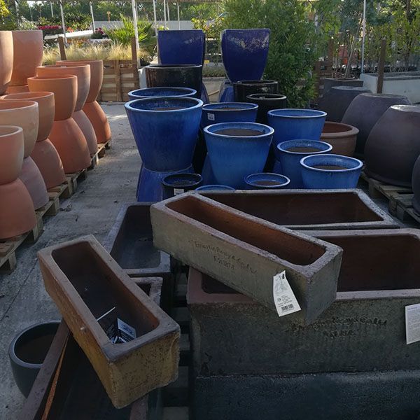Un montón de macetas están apiladas una encima de otra