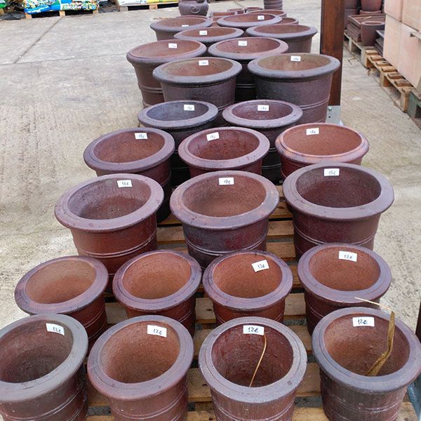 Un montón de macetas marrones con números en ellas