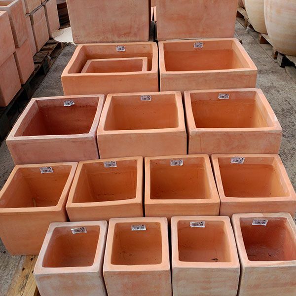 Un montón de macetas cuadradas están apiladas una encima de otra.