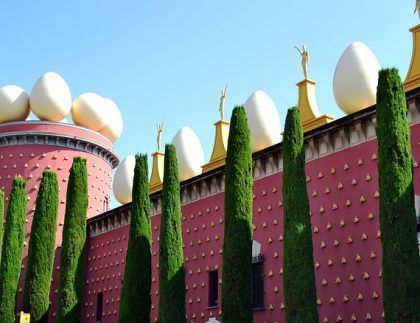Un edificio con muchos árboles y huevos encima.