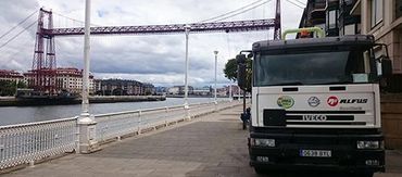 Un camión Iveco está estacionado al costado de la carretera.