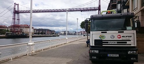 Un camión Iveco está estacionado al costado de la carretera.