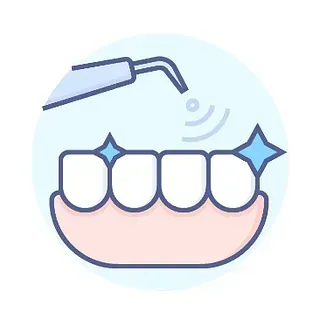 Se está limpiando un diente con una herramienta dental.
