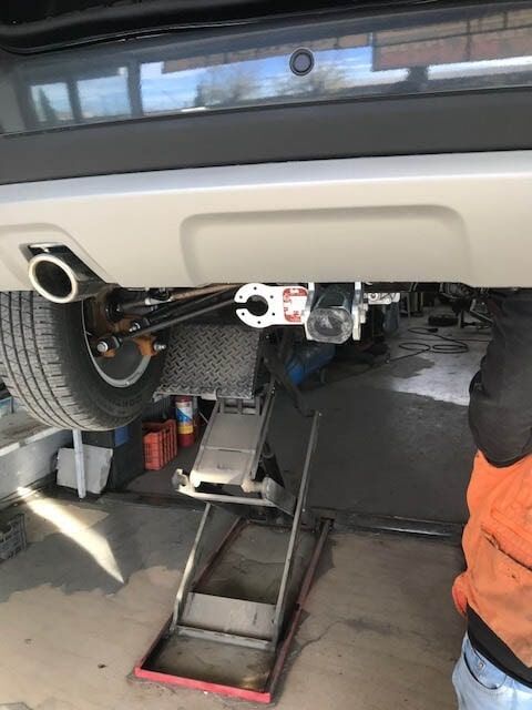 Τοποθέτηση κοτσαδόρου σε Dacia Duster