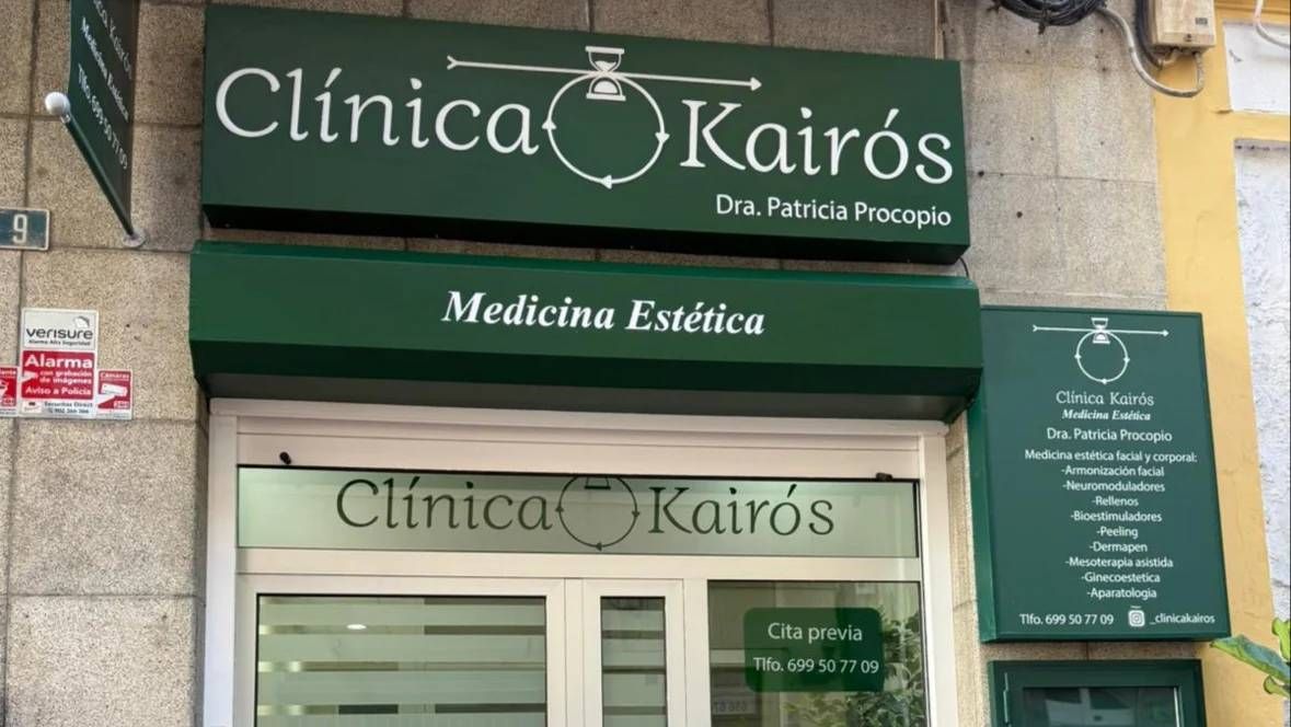 Entrada a la clínica con señalización verde: 