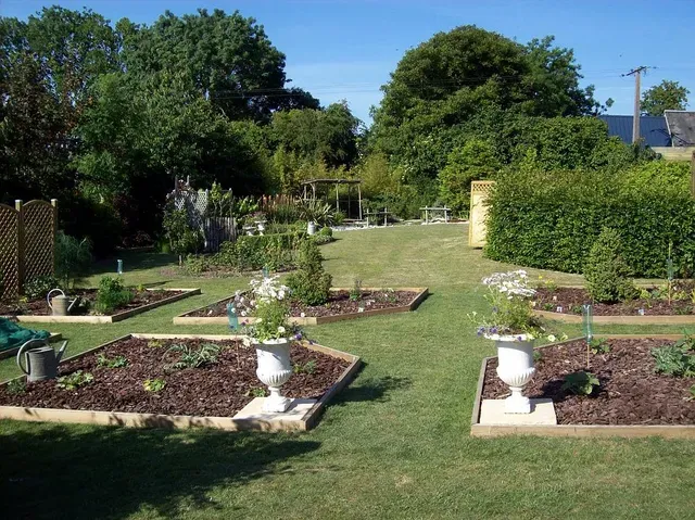 Jardin français avec plusieurs îlots alignés