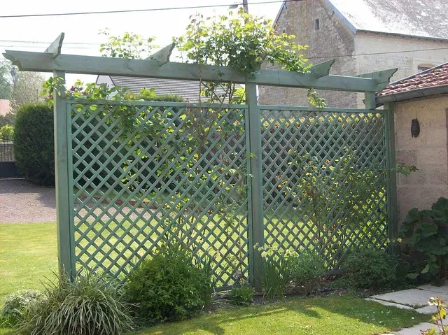Palissade en bois dans un jardin
