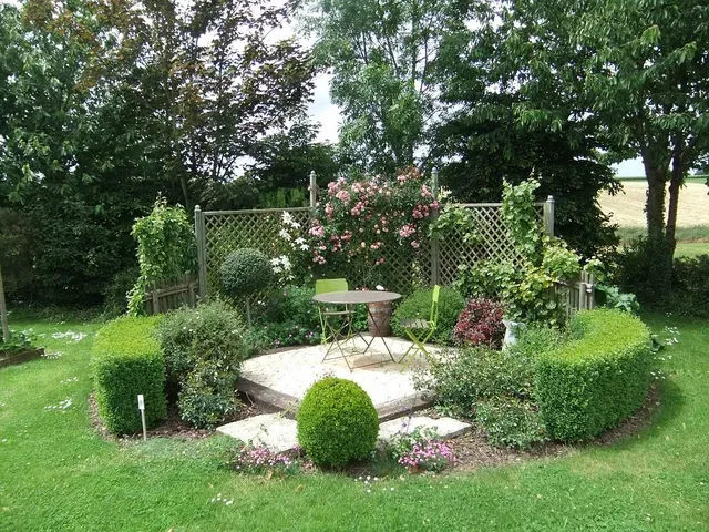 Jardin anglais avec terrasse centrale