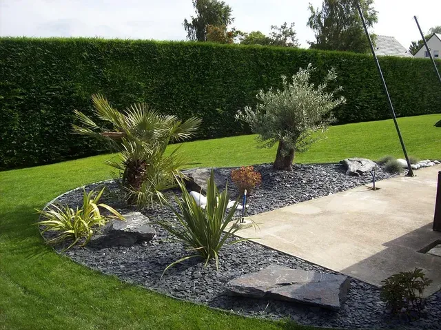 Terrasse entourée d'un massif de plantes