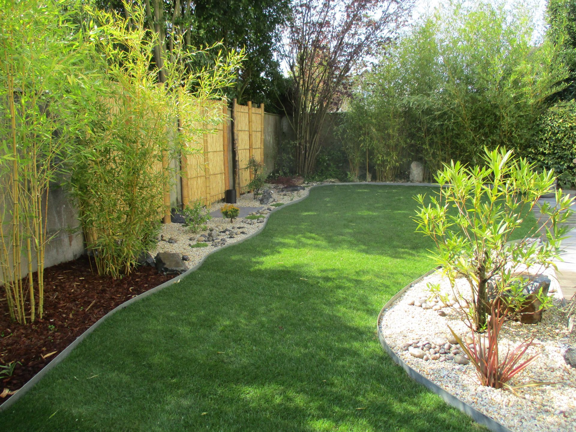 Jardinier en train de tailler une plante