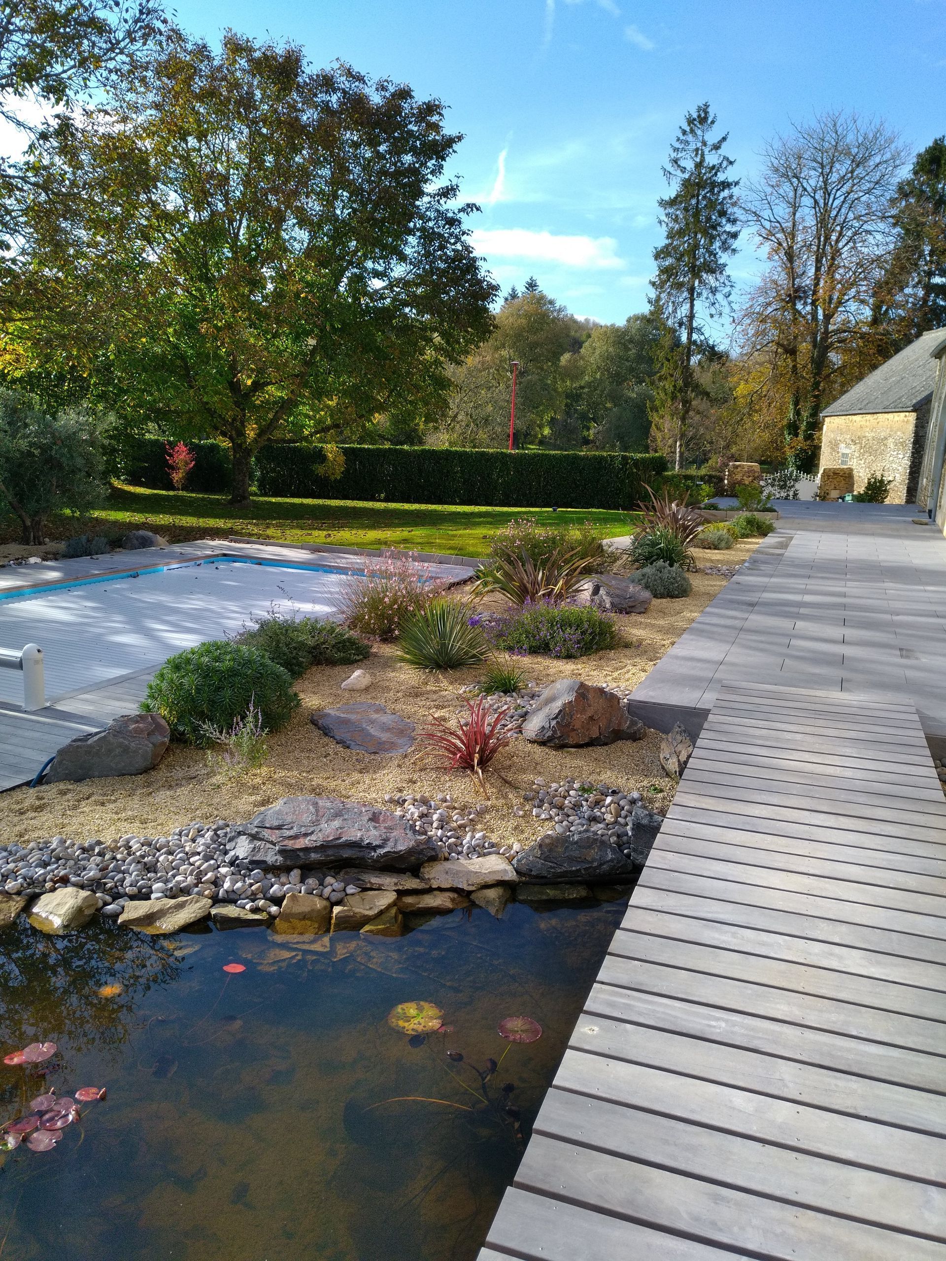 Homme en train d'installer une terrasse en bois