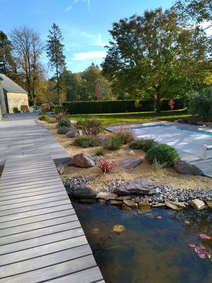 Grand jardin avec piscine, bassin et terrasse