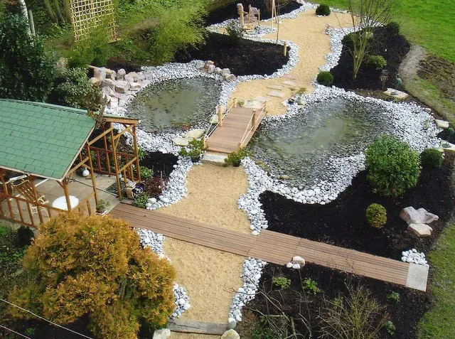 Deux bassins traversés par un petit pont