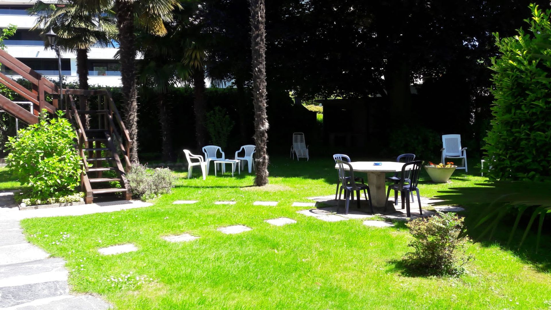 Una camera da letto con un letto e un tappeto sul pavimento