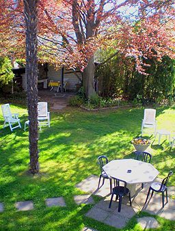 Una camera da letto con un letto matrimoniale