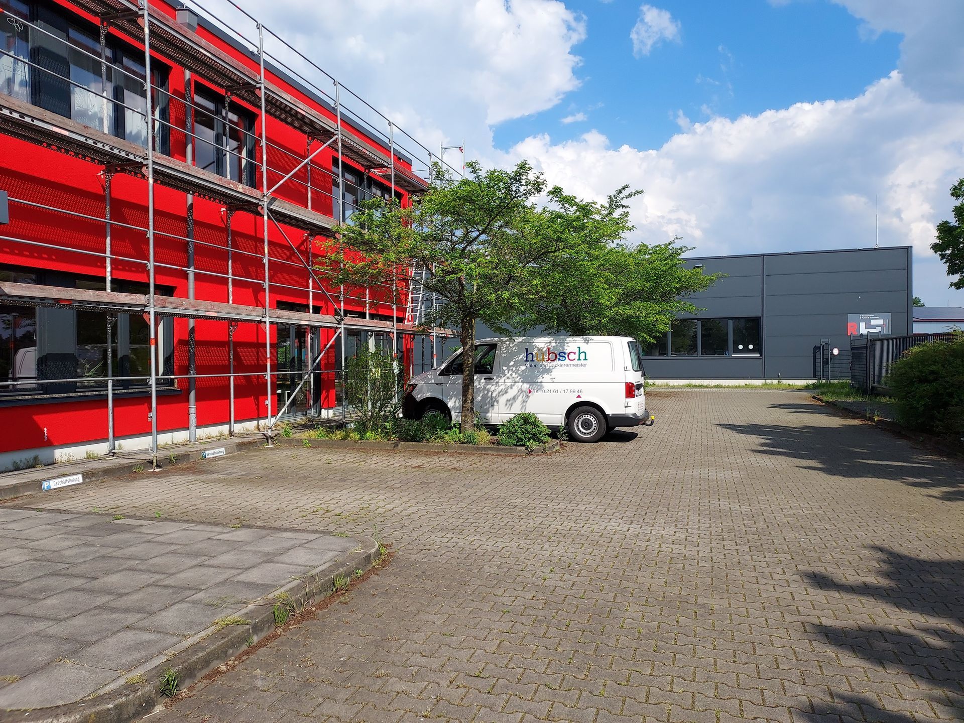 Maler- und Lackierermeister Hübsch, Maler streicht Wand gelb