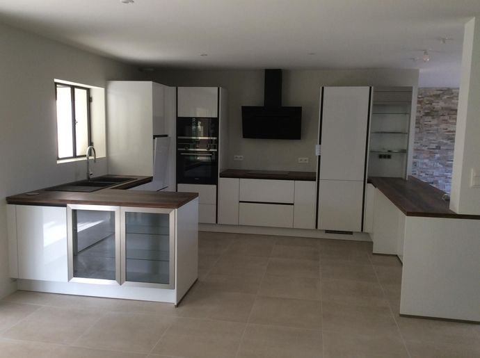 Cuisine blanche moderne avec comptoirs.