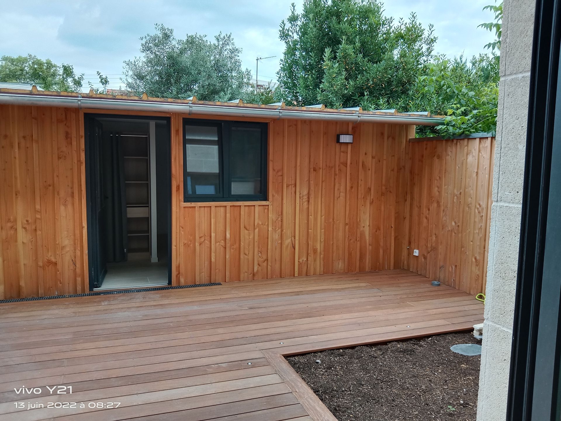 Cabane en bois avec terrasse.