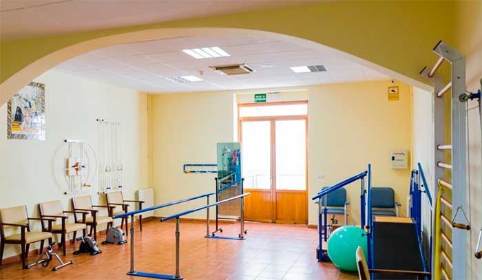 Una habitación grande con mucho equipo de ejercicio.