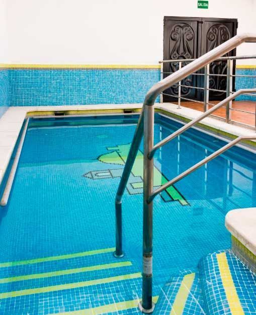 Una piscina con escaleras que conducen a ella.